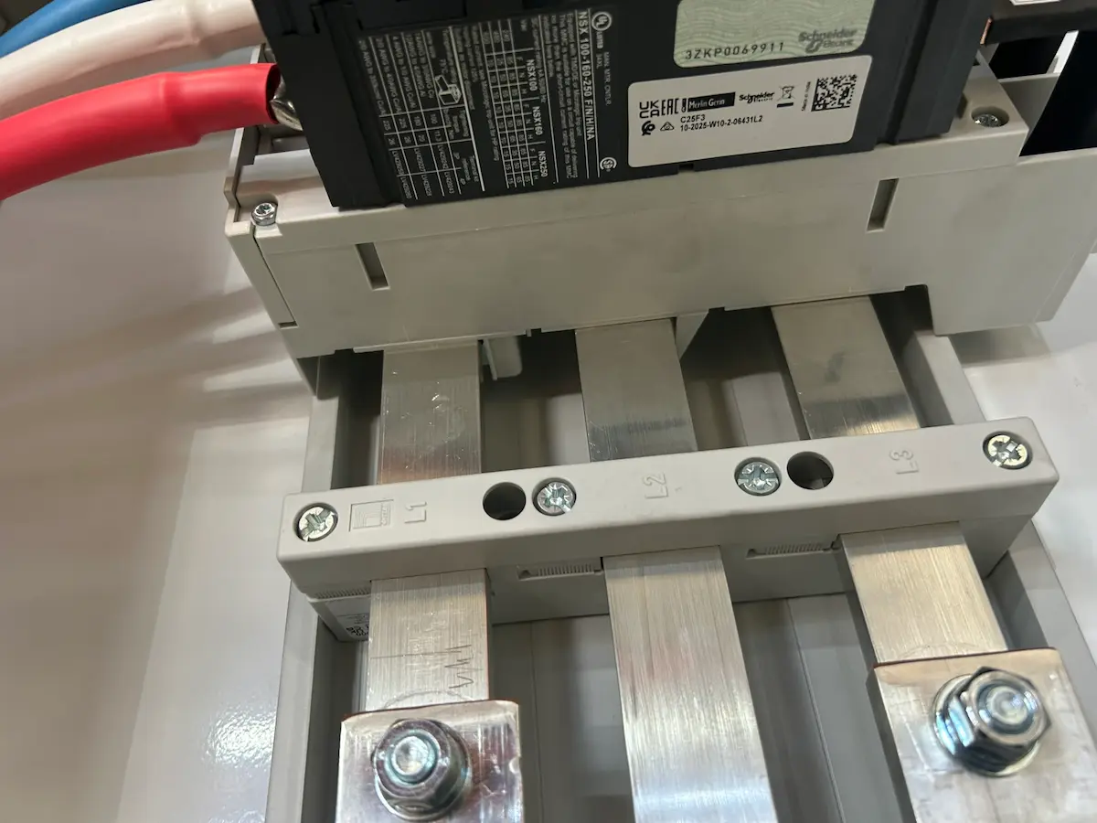 Moulded case circuit breaker mounted on din rail with busbar connection