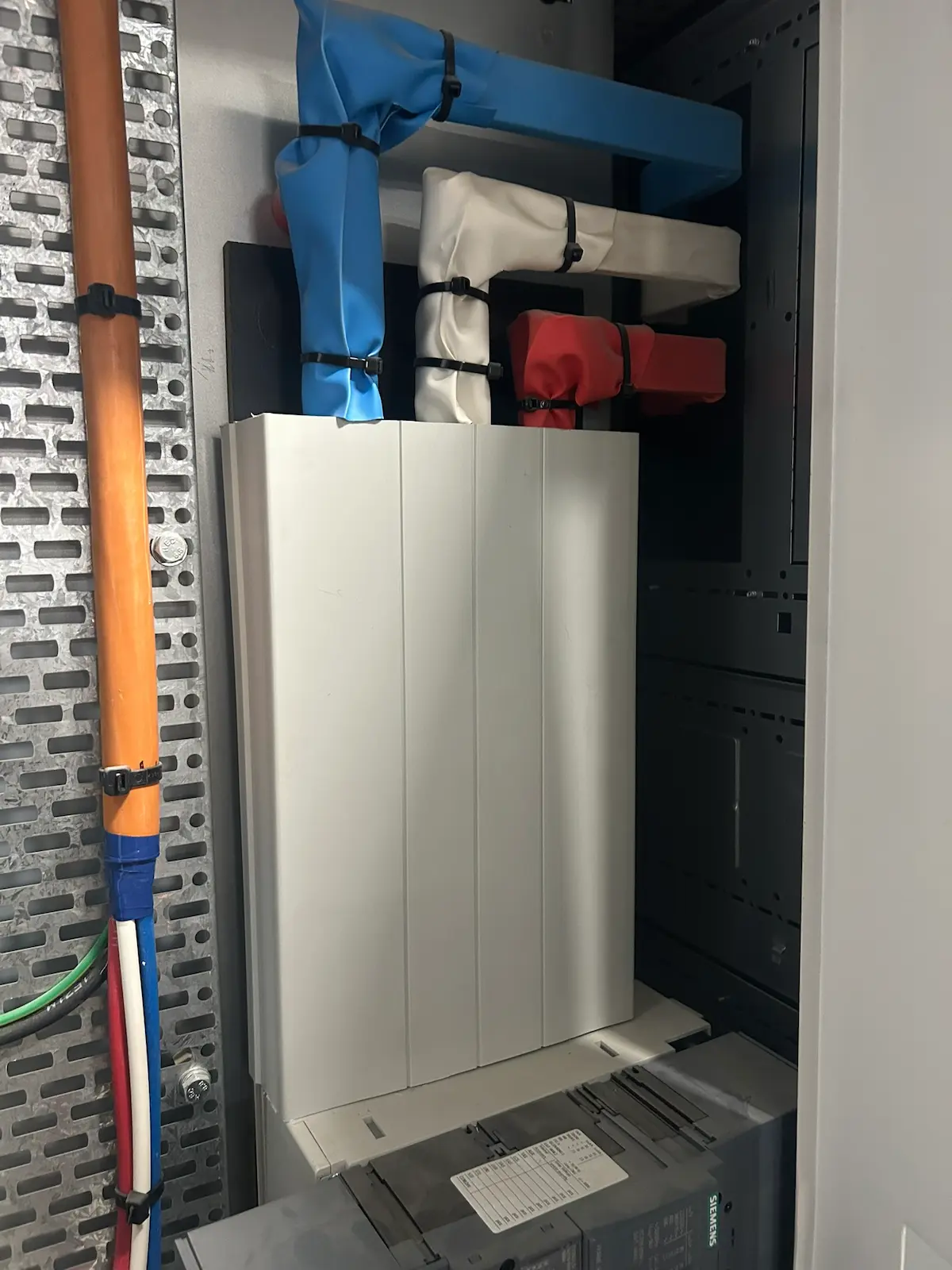 Tagged and sleeved busbar cabling inside a commercial switchboard